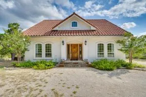 Jonestown Retreat with Deck 6 Mi to Lake Travis! - Jonestown