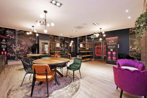 Deluxe City Centre Studio Apartment with Balcony & City Views - FREE WIFI NETFLIX, GYM ACCESS - WESTONE