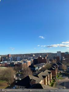 Deluxe City Centre Studio Apartment with Balcony & City Views - FREE WIFI NETFLIX, GYM ACCESS - WESTONE