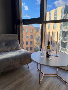 Deluxe City Centre Studio Apartment with Balcony & City Views - FREE WIFI NETFLIX, GYM ACCESS - WESTONE