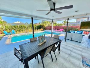 Aqua Blue! Close to the Beach! Large Heated Pool, Fenced in Yard, Pet Friendly!