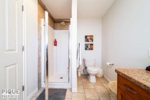 Chic 3BR Modern Home - Wi-Fi - Netflix - Sleeps 8!