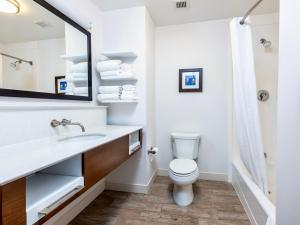 King Room with Roll-In Shower - Disability Access room in Quality Inn - Pratt