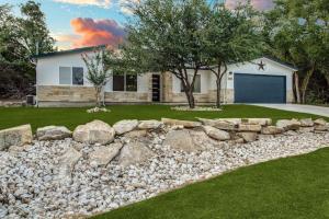 Spacious Lake Travis getaway with boat parking