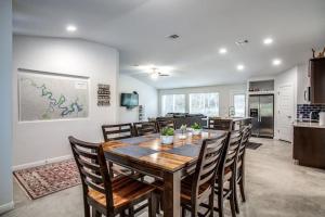 Spacious Lake Travis getaway with boat parking