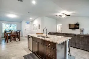 Spacious Lake Travis getaway with boat parking - Jonestown