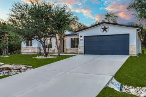 Spacious Lake Travis getaway with boat parking