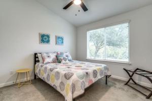 Spacious Lake Travis getaway with boat parking