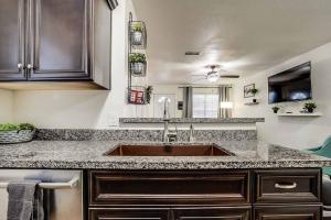 2 Community Pools-Fully Stocked for Longer Stays