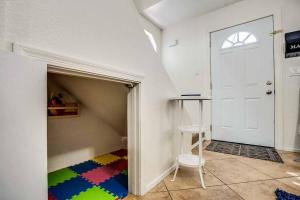 2 Community Pools-Fully Stocked for Longer Stays