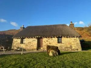 Tigh Mairi at Mary's Thatched Cottages - Torrin