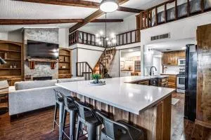 Lakefront Home w Dock + 2 Cozy Decks Views - Leander