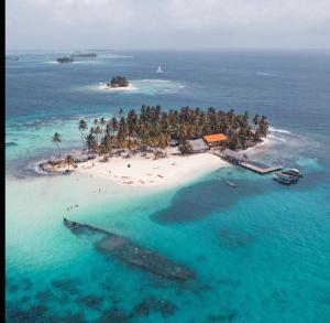 Cabaña frente al mar de Guna Yala Isla del Barco hundido