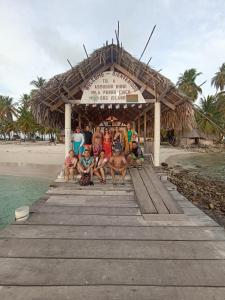 Cabaña frente al mar de Guna Yala Isla del Barco hundido