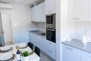 Bright and modern flat with air-con and free parking
