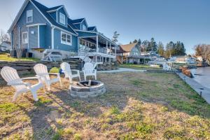 Family Home on Lake Newton with Deck and Fire Pit