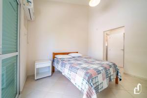 Casa com 03 dormitórios na quadra do mar