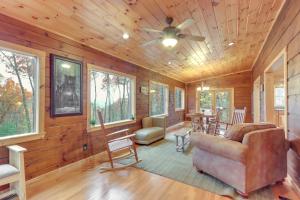 Blue Ridge Cabin with Hot Tub, 5 Mi to Downtown!