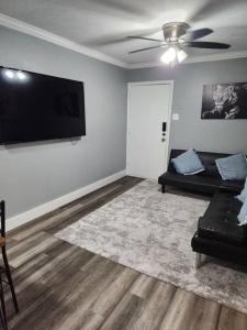 Blue Shark *G15* @ Montrose Private 1BR King Apartment