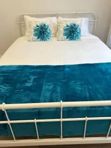 Cozy Spacious Work Friendly Lotus with Garden View High speed free Wi Fi and Parking Adjacent to Downtown Montreal - LaSalle