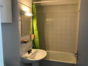 Appartement T2 à Arcachon - Centre-Ville, Proche Plage et Commerces, avec Parking et Balcon - FR-1-319-12