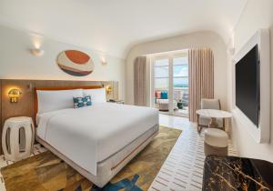 KING CAPRI TERRACE ROOM