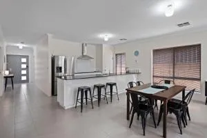 4 Comfy Spacious Family Home - Bickley