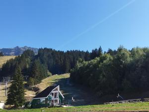 Charmant 2P cabine face aux pistes, cœur de station, proche centre aquatique - Balcon, ascenseur - FR-1-771-54