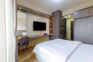 RedLiving Apartemen Riverview Residence - UV Rooms Tower Mahakam with Netflix