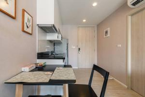 Modern Condo in Nimman (F709) by Pimolplace