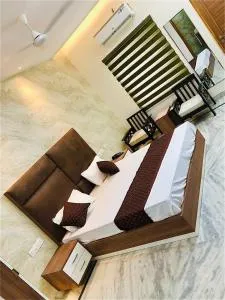 The highclass hotel - Sirsa