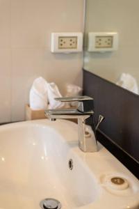 Modern Condo in Nimman (F806) by Pimolplace