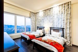 Cozy home with balcony & Mountain views