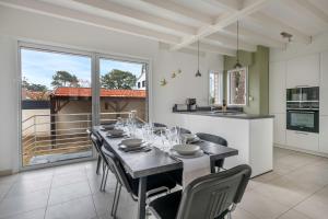 Maisons de vacances Maison renovee pour 8 - 200m Tharon plage : photos des chambres