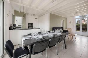 Maisons de vacances Maison renovee pour 8 - 200m Tharon plage : photos des chambres