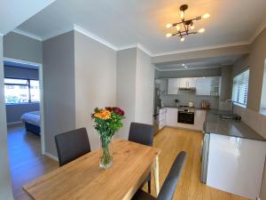 Sundrenched 2 bed 2 bath apartment + sea views