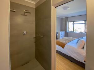 Sundrenched 2 bed 2 bath apartment + sea views