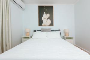 Cozy Retreat-4 Queen Bed, 3TV, Full Kitchen, Cot, Pets allowed-Fully Fenced, FreeWifi