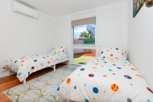 Cozy Retreat-4 Queen Bed, 3TV, Full Kitchen, Cot, Pets allowed-Fully Fenced, FreeWifi