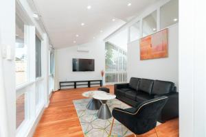 Modern Cozy Retreat-4Bedroom, Full Kitchen, Coffee Machine, Cot, Pets allowed-Fully Fenced,FreeWifi, Netflix, 2TV