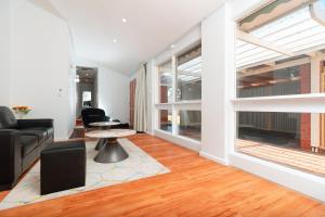 Modern Cozy Retreat-4Bedroom, Full Kitchen, Coffee Machine, Cot, Pets allowed-Fully Fenced,FreeWifi, Netflix, 2TV
