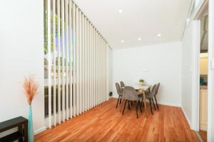 Modern Cozy Retreat-4Bedroom, Full Kitchen, Coffee Machine, Cot, Pets allowed-Fully Fenced,FreeWifi, Netflix, 2TV