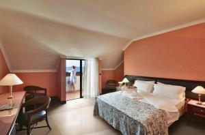 Double Room with Balcony and Sea View room in Hotel Schuhmann