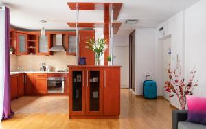 Elektoralna 12A - Colorful Apartment with Balcony by Noclegi Renters