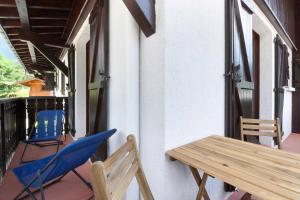 Appartements La Griaz - Chaleureux et cosy -Vue sur les montagnes - grand balcon : photos des chambres