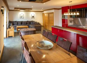 Les Ecureuils -Rénové 100m2 - 8per - Skis aux Pieds - Vue sur la Montagne