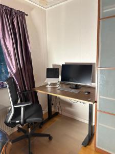 Stockholm-Arlanda privat rum i rymlig villa gratis wifi 1Gb fiber parkering Room1