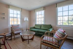 Palm Heights - top floor luxury flat