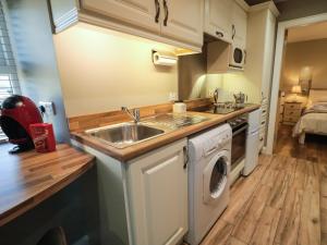 Lough Island Reavy Cottage