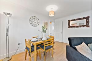 Modern 2 Bed Apartment in Warwick - Parking